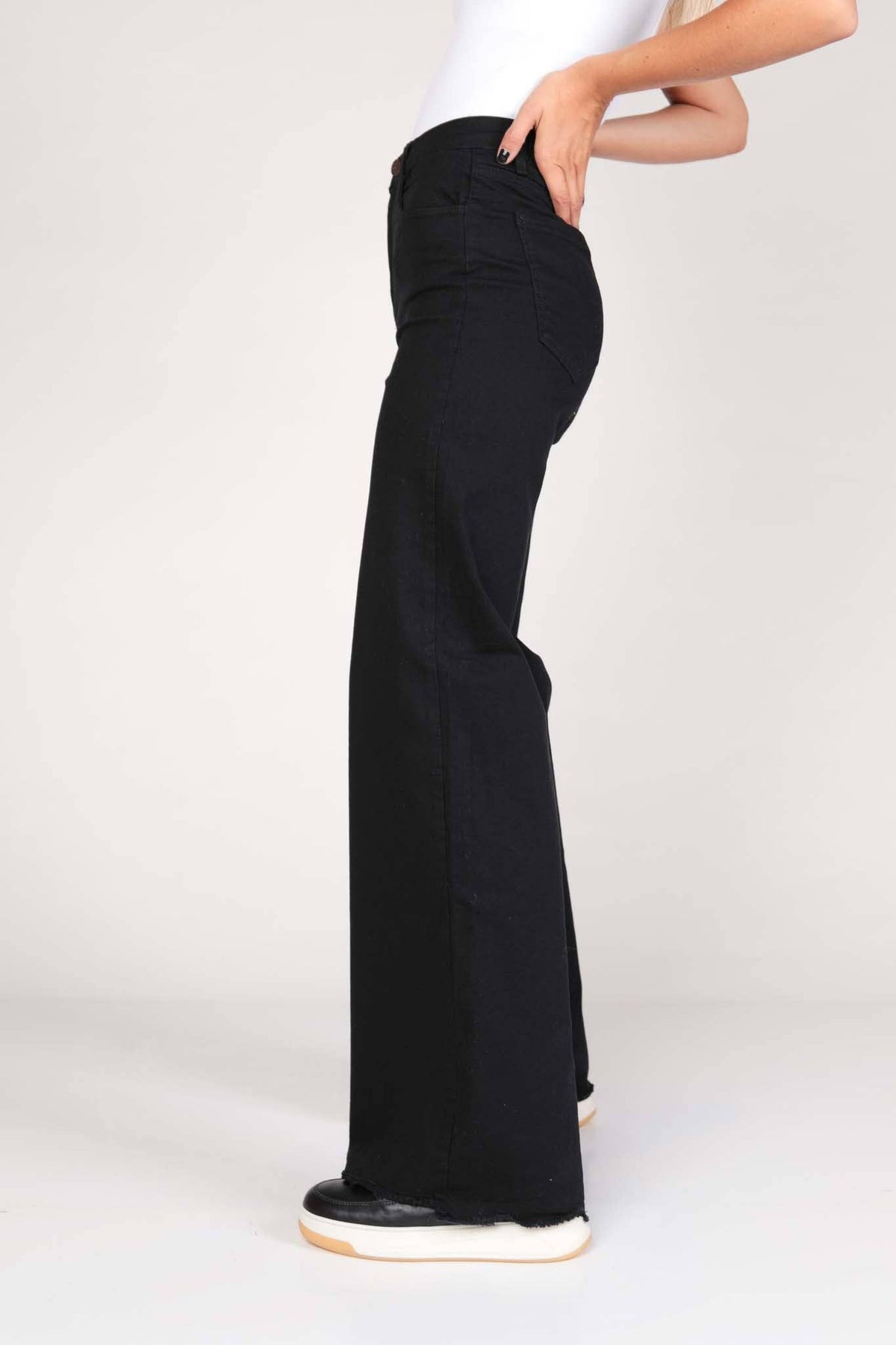 Classic Straight Jeans: Black / 44 / High