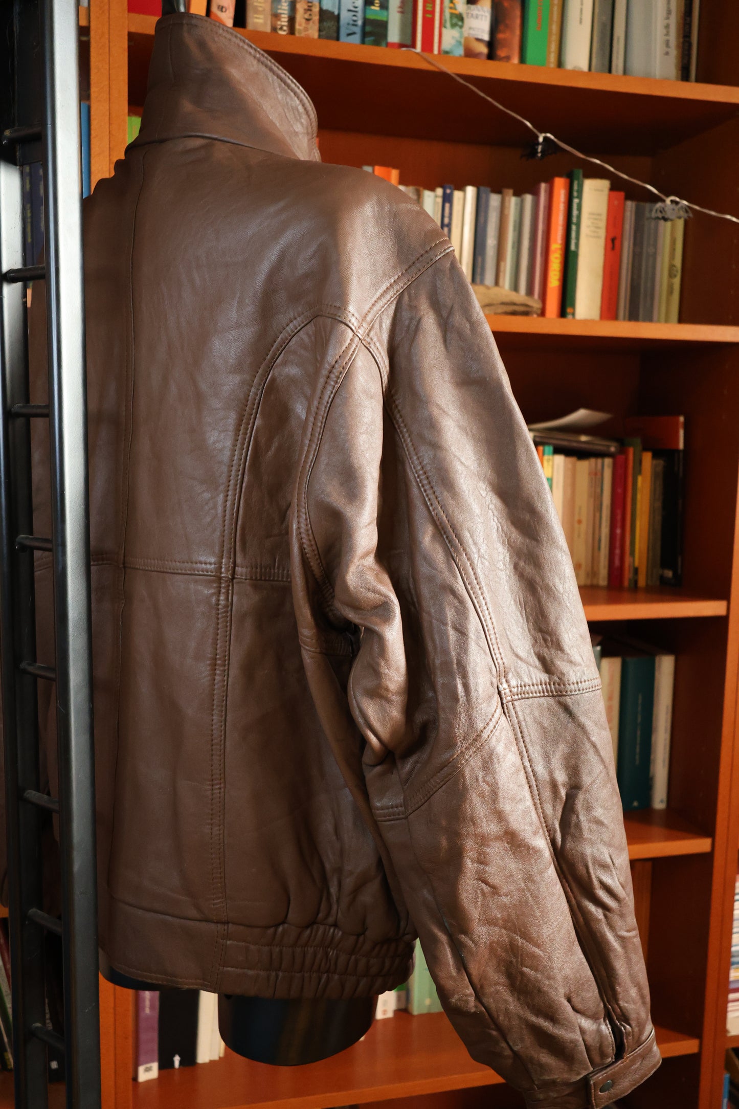 Giacca in pelle marrone con colletto