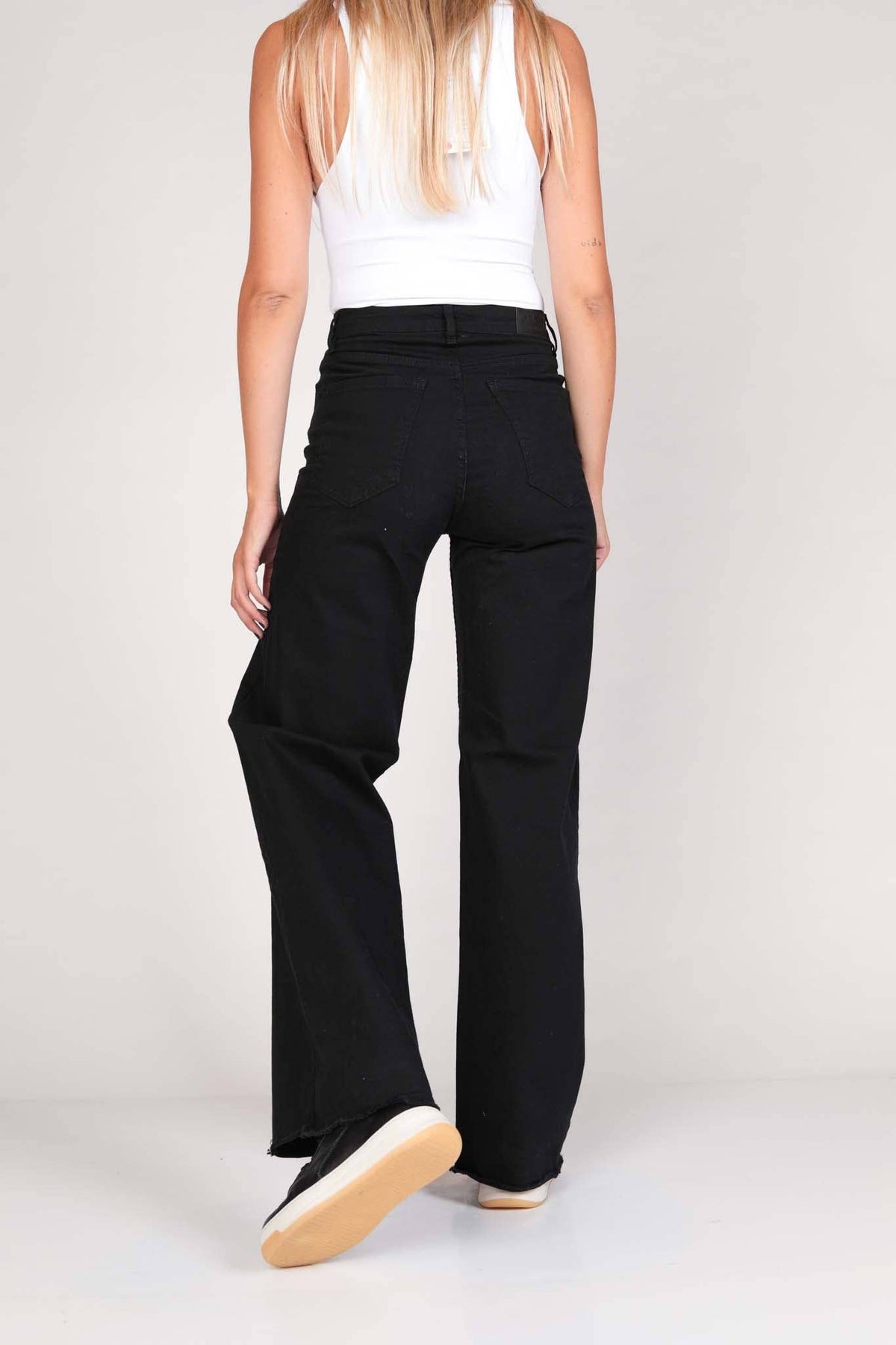 Classic Straight Jeans: Black / 46 / High
